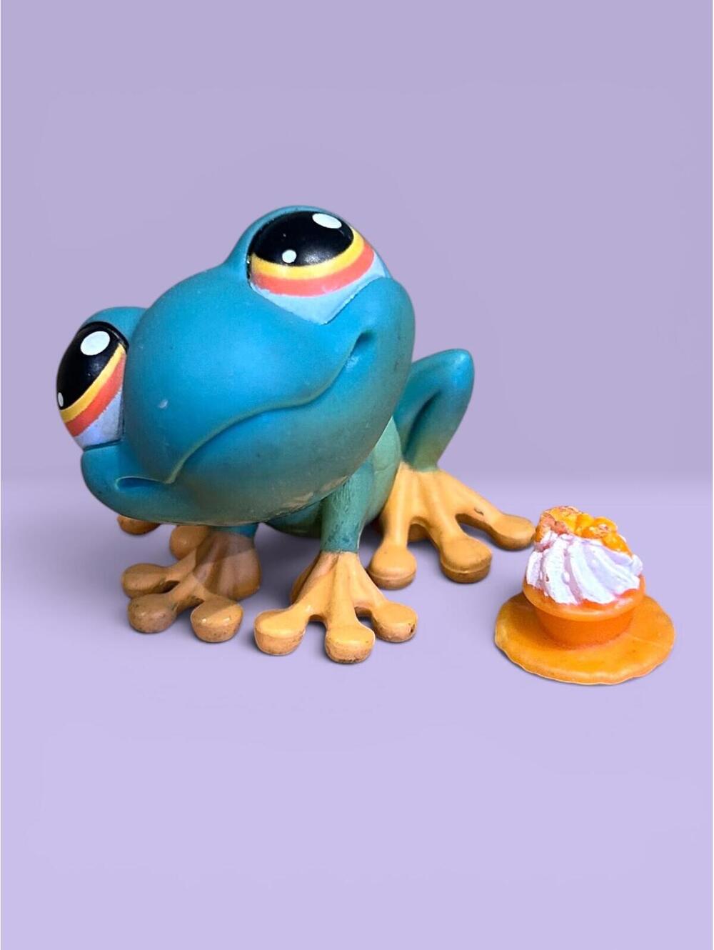 Littlest Pet Shop LPS Frog #264 with Cupcake Accessory